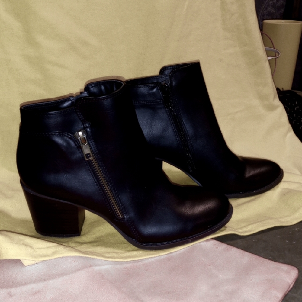 Fergalicious  Women's Ankle Boots Black size 5